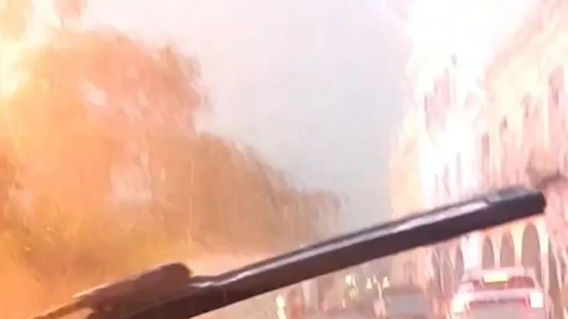 Impactante rayo en el centro de Salta: estruendo y pánico en la Plaza 9 de Julio