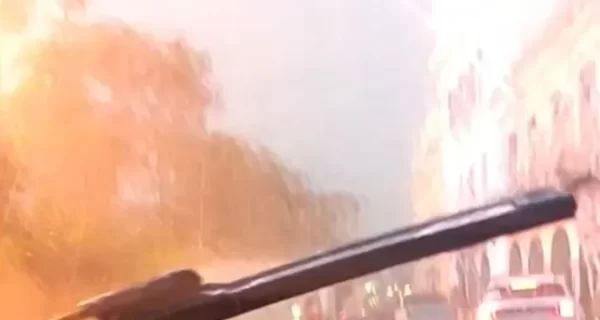 Impactante rayo en el centro de Salta