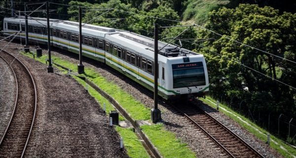 Rayo impacta catenaria y deja sin servicio ocho estaciones del Metro de Medellín