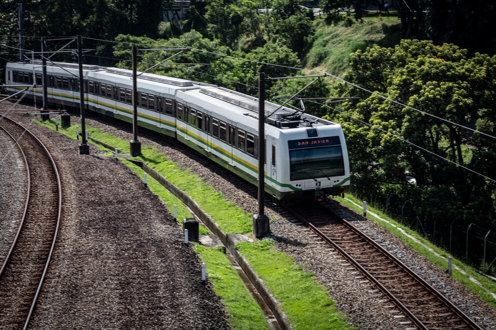 Rayo impacta catenaria y deja sin servicio ocho estaciones del Metro de Medellín